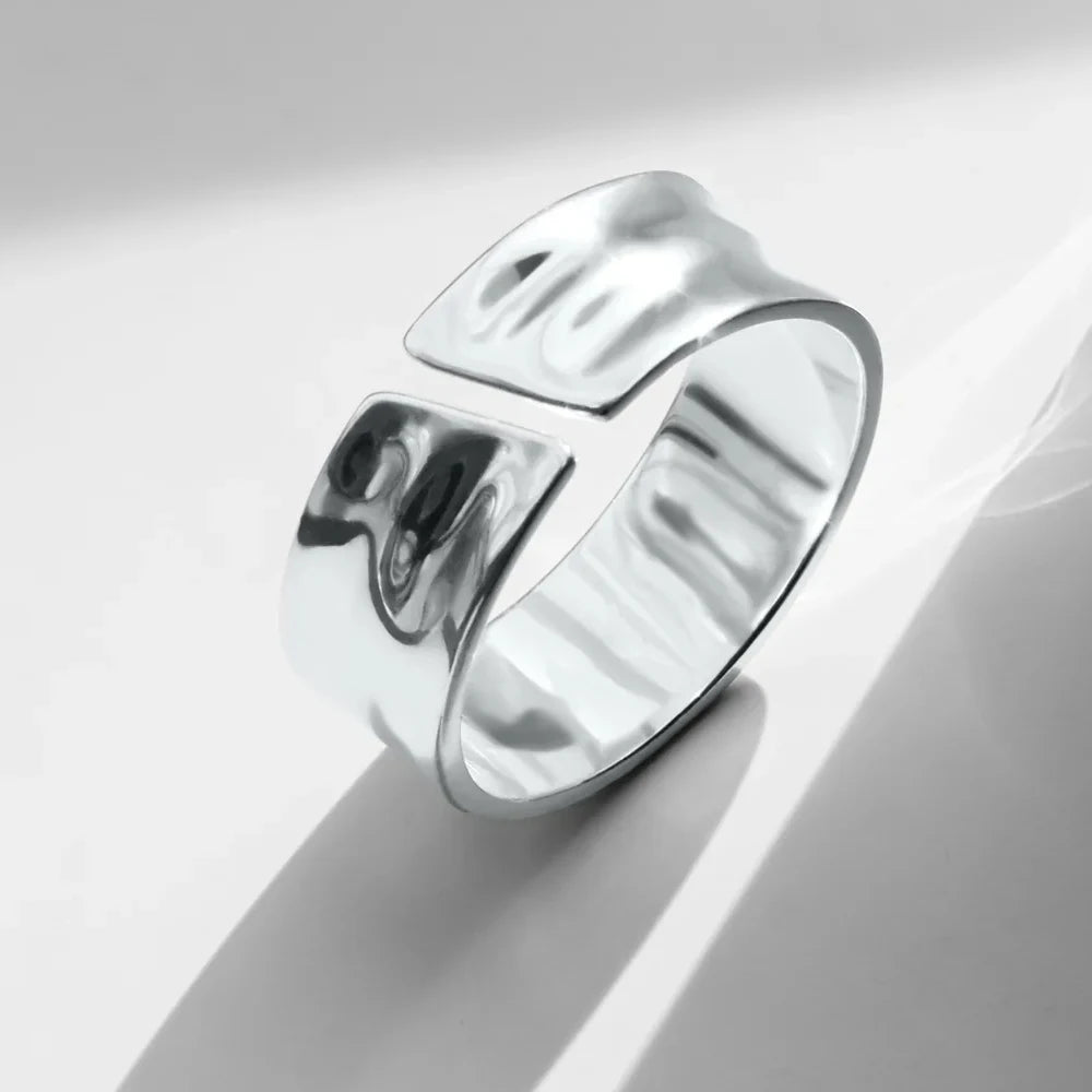 Ripple Effect Ring (White Gold)